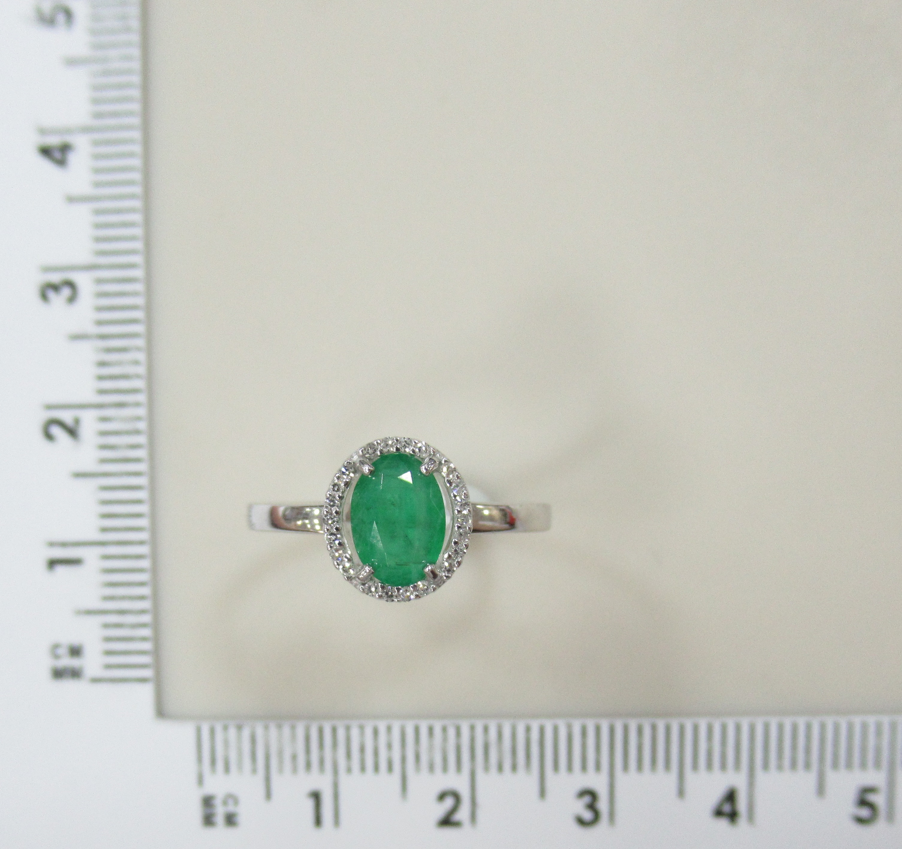 Кольцо из белого золота с изумрудом